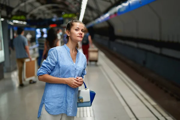 지하철 내부의 젊은 여성 사진 — 스톡 사진