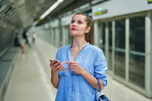 Jonge vrouw met handtas in metrostation. — Stockfoto