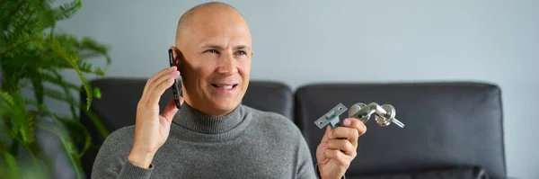 Man talking on mobile phone at sofa — Stock Photo, Image