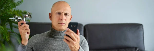 Чоловік розмовляє на мобільному телефоні на дивані — стокове фото
