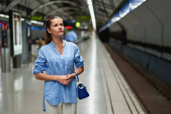 Jonge vrouw portret in metro metro — Stockfoto