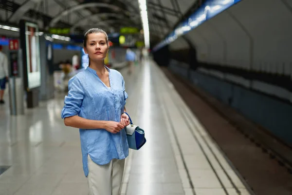 Jonge vrouw portret in metro metro — Stockfoto