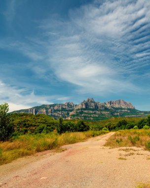 Barcelona yakınlarındaki Katalonya 'daki Montserrat Manastırı manzarası.