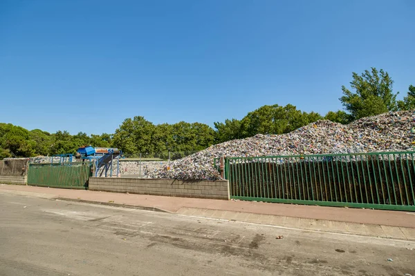 Grande mucchio di immondizia un impianto di trasformazione — Foto Stock