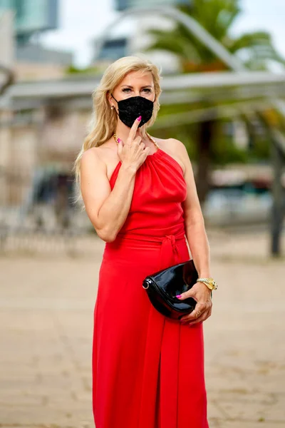 Mulher vestindo roupa de moda na moda durante coronavírus quarentena — Fotografia de Stock