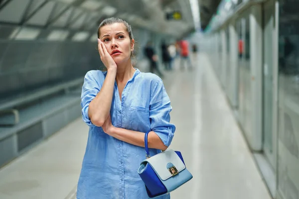 Молодая женщина с сумочкой в метро. — стоковое фото