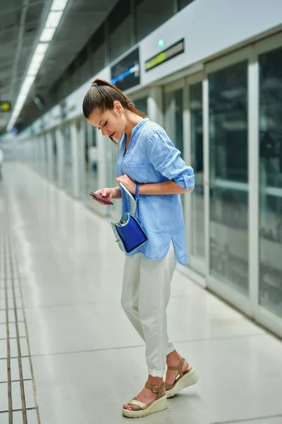 Junge Frau mit Handtasche in U-Bahn-Station. — Stockfoto