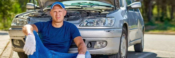 Upset driver man in front of old automobile crash car collision accident in city road — Stock Photo, Image