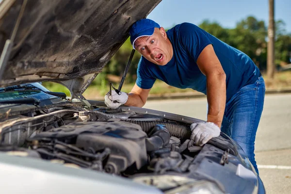 Upset driver man in front of old automobile crash car collision accident in city road — Stock Photo, Image