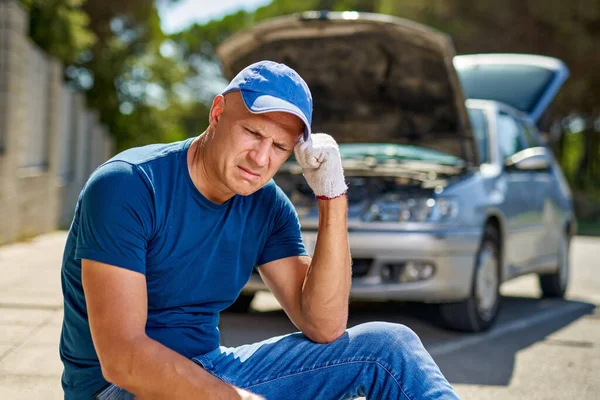 Upset driver man in front of old automobile crash car collision accident in city road — Stock Photo, Image