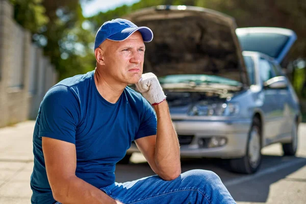 Upset driver man in front of old automobile crash car collision accident in city road — Stock Photo, Image