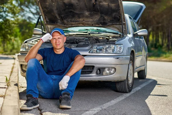 Upset driver man in front of old automobile crash car collision accident in city road — Stock Photo, Image