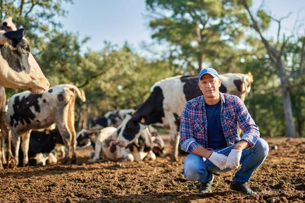 Férfi farmer egy gazdaságban. — Stock Fotó