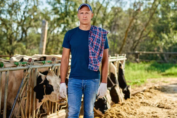 Muž rančer na farmě krav. — Stock fotografie