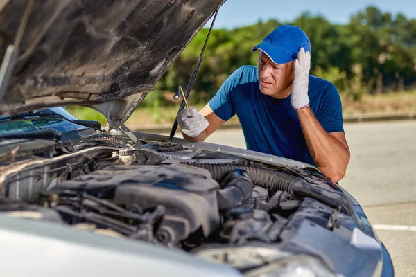 Upset driver man in front of old automobile crash car collision accident in city road — Stock Photo, Image