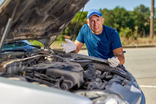 Upset driver man in front of old automobile crash car collision accident in city road — Stock Photo, Image