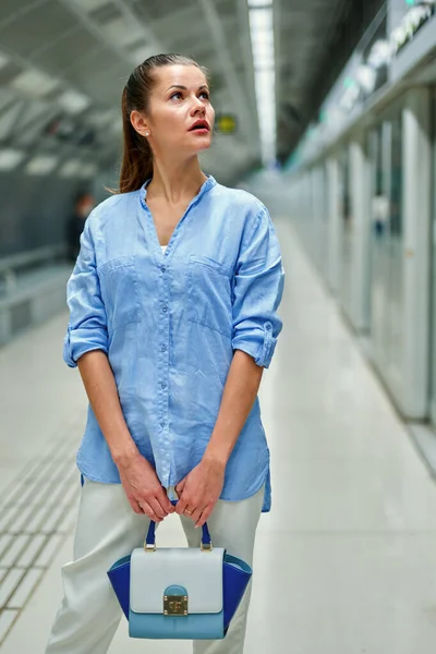 지하철역에서 핸드백을 든 젊은 여자. — 스톡 사진