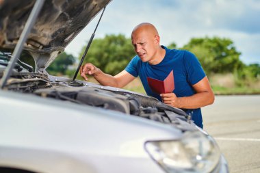 Yoldaki trafik kazasında yaralanan şoför.