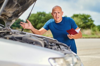 Yoldaki trafik kazasında yaralanan şoför.