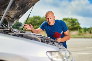 Yoldaki trafik kazasında yaralanan şoför.