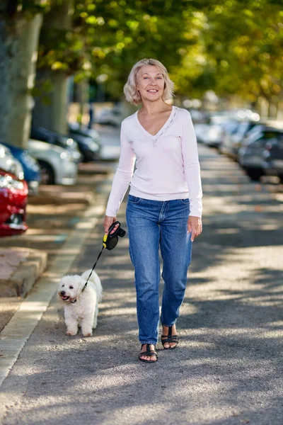 Oudere Vrouw Wandelen Met Een Hond Buiten — Stockfoto