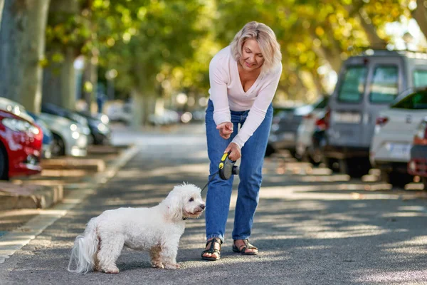 Yaşlı Bir Kadın Dışarıda Köpekle Yürüyor — Stok fotoğraf