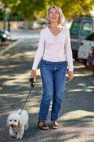 Mulher Idosa Andando Com Cão Livre — Fotografia de Stock