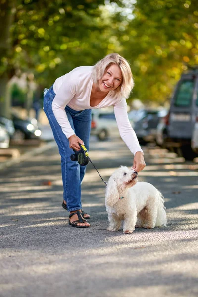Yaşlı Bir Kadın Dışarıda Köpekle Yürüyor — Stok fotoğraf