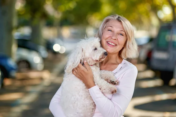 Volwassen Vrouw Wandelen Met Een Hond Buiten — Stockfoto