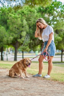 Parkta köpek eğiten kadın..