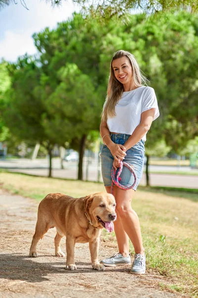 Lycklig Kvinna Tränar Hund Parken — Stockfoto