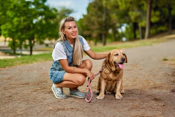 Porträtt Kvinna Med Hund Parken — Stockfoto