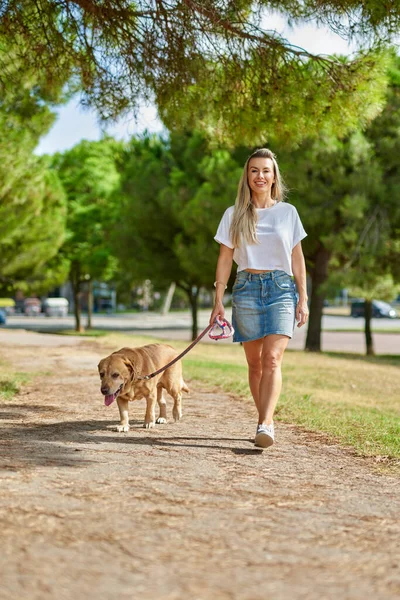 Kvinna Som Rastar Hunden Parken — Stockfoto