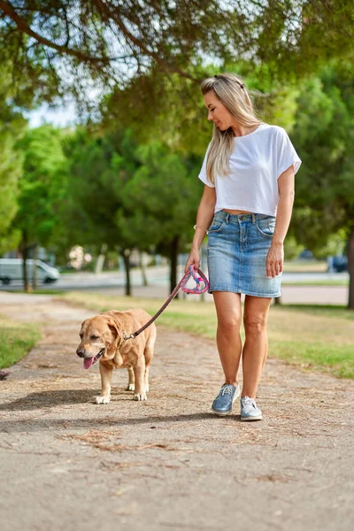 Жінка Гуляє Собакою Парку — стокове фото
