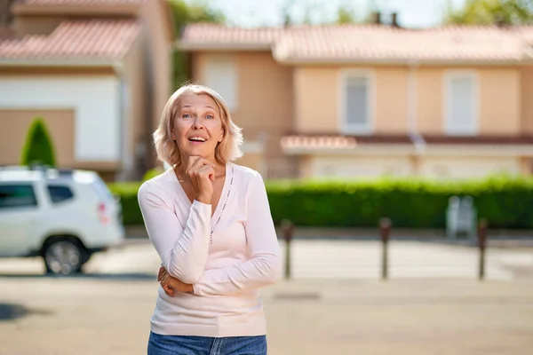 Gelukkig Mooi Bejaarde Vrouw Een Straat Achtergrond — Stockfoto