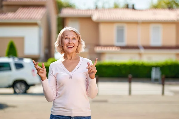 Feliz Hermosa Anciana Sobre Fondo Calle —  Fotos de Stock