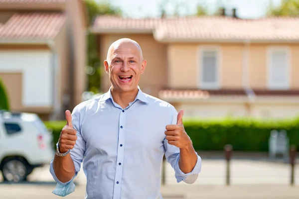 Retrato Hombre Feliz Camisa Azul Calle —  Fotos de Stock