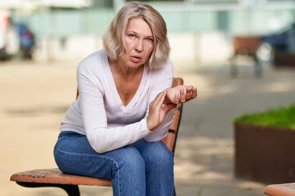 Oudere Vrouw Meet Haar Hartslag Zittend Een Bankje Straat — Stockfoto