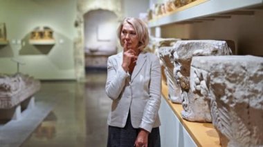 Sanat galerisi müzesinde olgun kadın görünümlü bir nesne