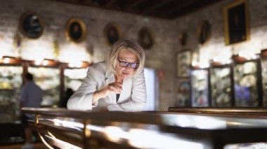 Sanat galerisi müzesinde olgun kadın görünümlü bir nesne