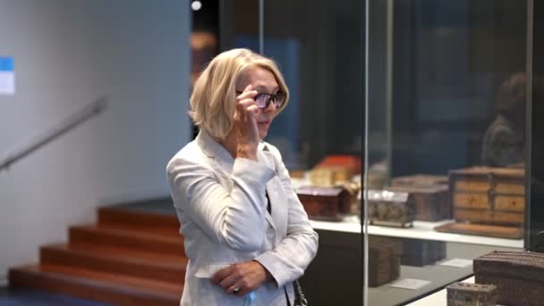 Rijpe Vrouw Zoek Object Kunstgalerie Museum — Stockvideo