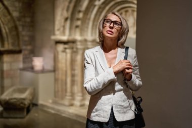 Olgun kadın antika müzesini ziyaret ediyor.
