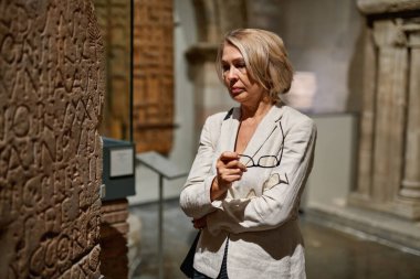 Müzede ortaçağ sergileri keşfeden bir kadın.