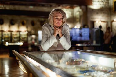 Müzede sergileri keşfeden kadın.