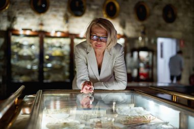 Müzede sergileri keşfeden kadın.