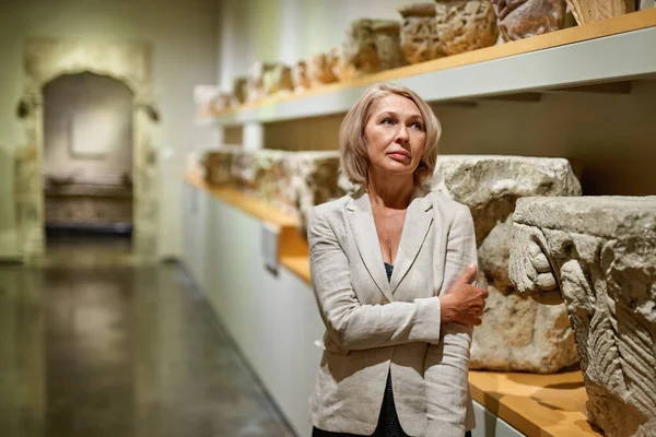 Femme Explorant Les Expositions Médiévales Musée — Photo