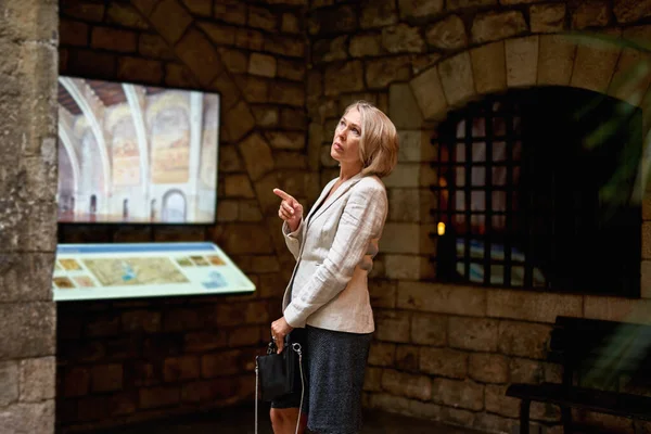 Mulher Museu Usa Monitor Touchscreen Guia Eletrônico Conceito Educação Moderna — Fotografia de Stock