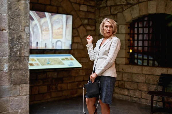 Kobieta Muzeum Wykorzystuje Ekran Dotykowy Elektroniczny Przewodnik — Zdjęcie stockowe