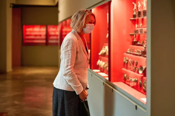 Mulher Madura Visitando Museu Arte — Fotografia de Stock