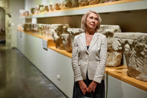 Femme Explorant Les Expositions Médiévales Musée — Photo